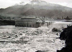 The Milltown Dam during the 1908 flood.